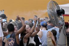 Turisti alle prese con il caldo - Afp