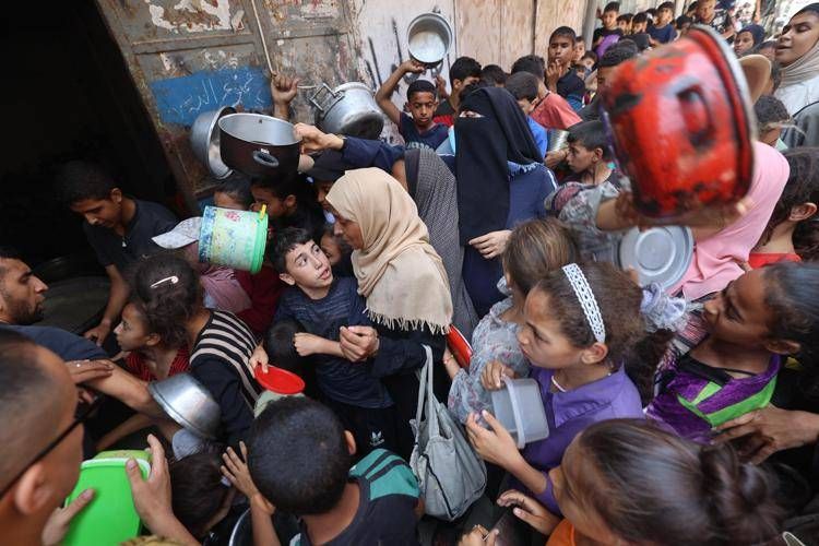 Sfollati in attesa di aiuti a Gaza - (Afp)