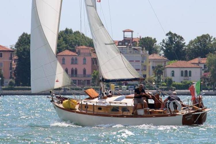 Acantia del 1971 in navigazione nella laguna di Venezia  - P Maccione