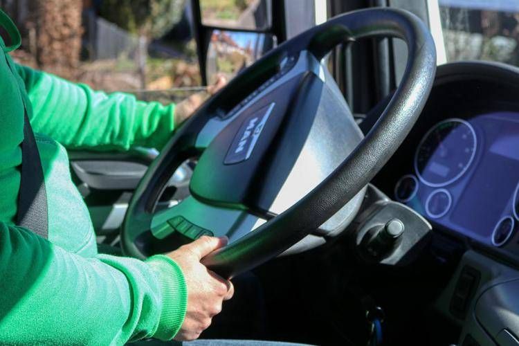 Patenti e trasporti: l’Italia a corto di autisti, parte da Roma l’appello per riformare la formazione
