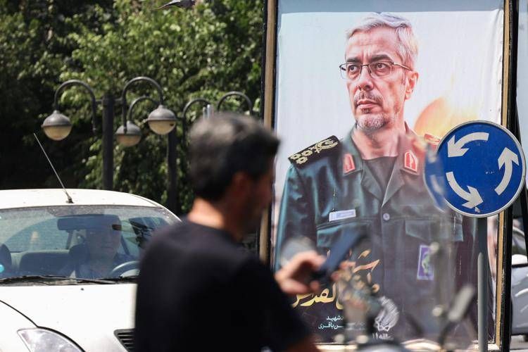 Un uomo con un cellulare a Teheran