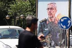Un uomo con un cellulare a Teheran