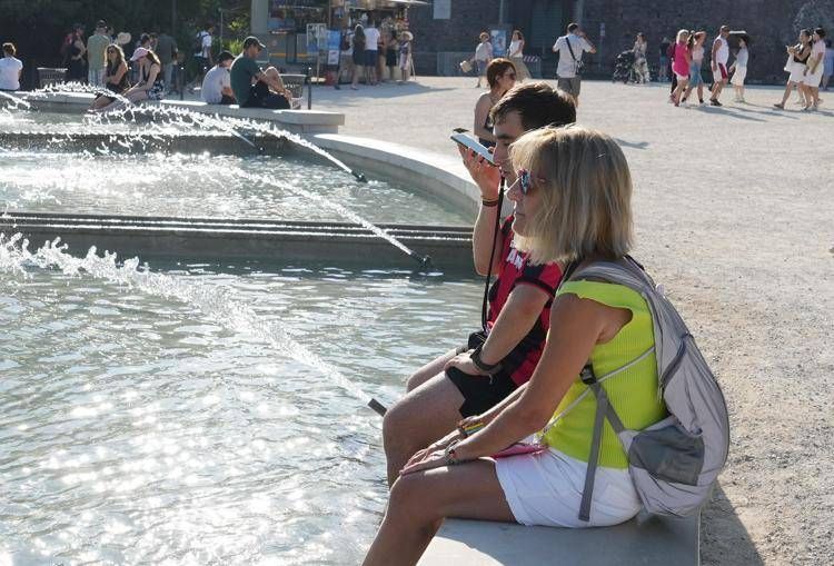 Turisti si rinfrescano in una fontana - Ipa