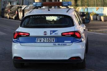 Roma, scontro tra auto e moto: morto motociclista, conducente fugge lasciandolo a ter