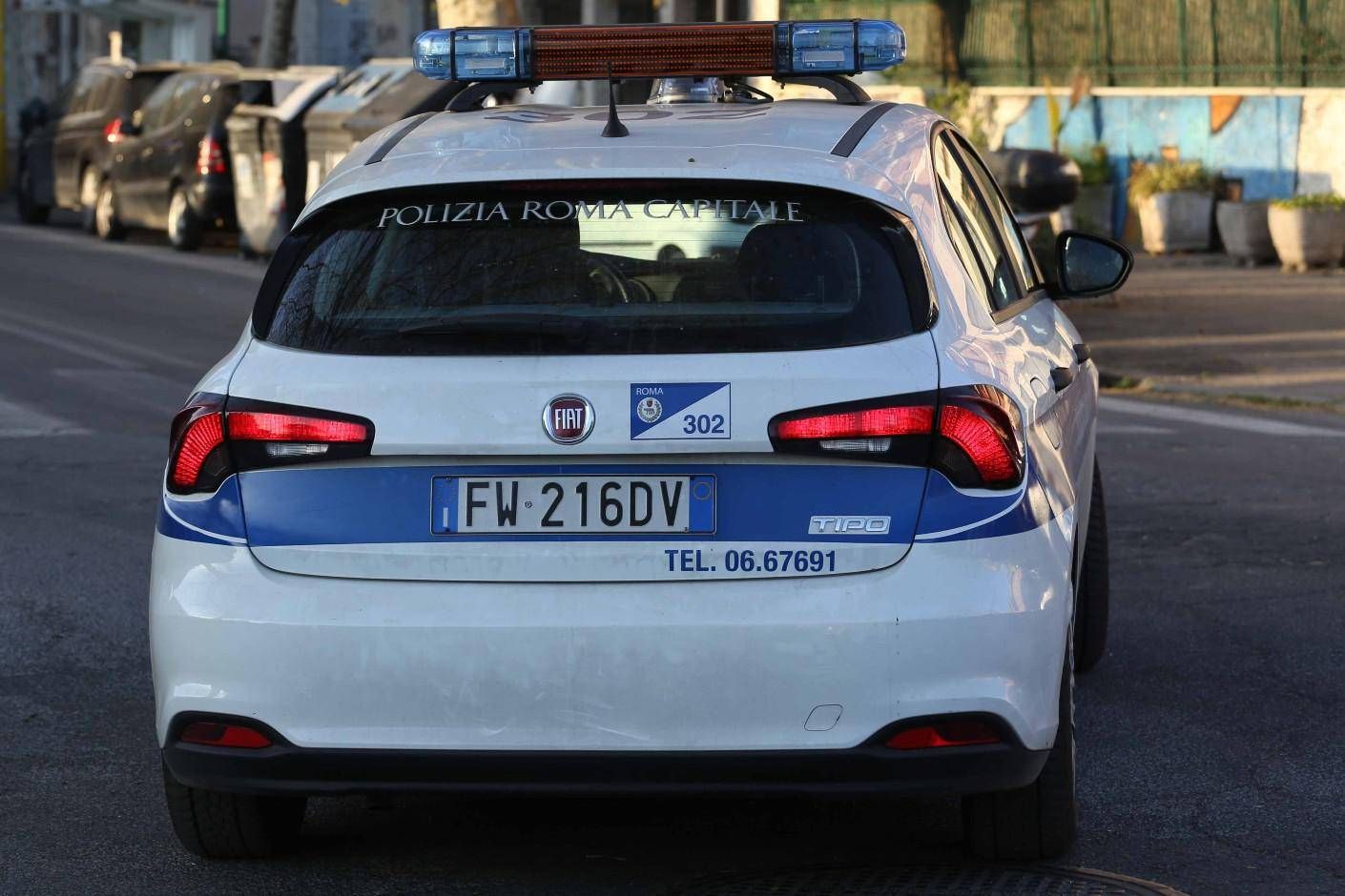 muore motociclista, conducente lo lascia a terra e fugge