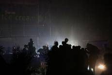 Palestinesi si riuniscono al ritorno da un punto di distribuzione degli aiuti alimentari  - (Afp)