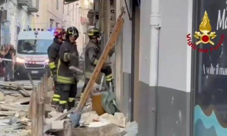 Napoli, esplosione in centro: donna estratta viva dalle macerie
