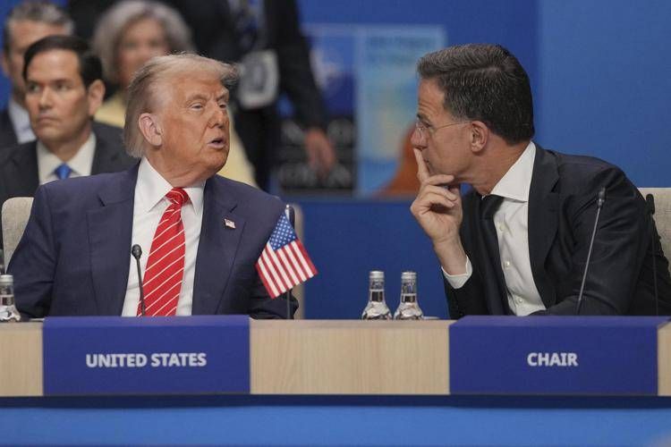 Nato, Rutte primo fan di Trump: "Grazie al 'paparino' stop alla guerra"