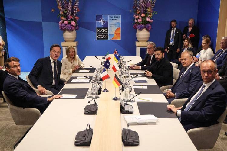 Nato, Meloni firma l'accordo sul 5%: "Spese sostenibili, nessun euro verrà tolto a priorità Italia"