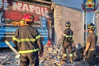 Ostia, bomba carta davanti alla palestra Di Napoli: danni ad attività e au