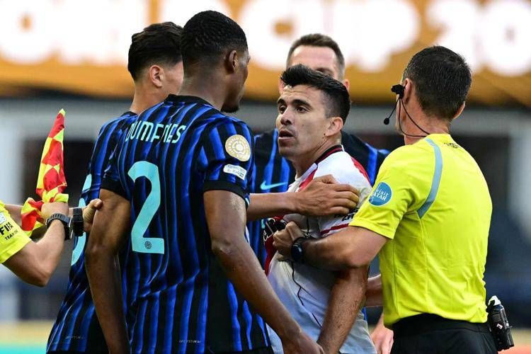 Dumfries-Acuna, rissa durante Inter-River Plate: cosa è successo - Video
