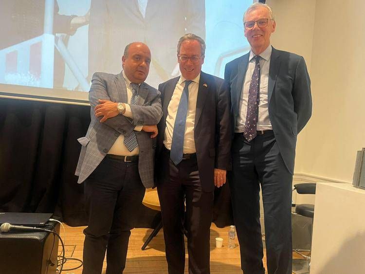 Al centro l'ambasciatore Edward Llewellyn 