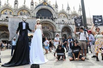 Flash mob di protesta e ultimi arrivi vip, a Venezia è ora della prima festa nuziale di Bezos e Sanch