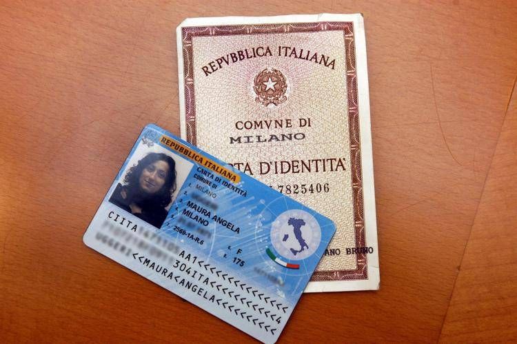 Addio alla carta d'identità cartacea, da agosto 2026 non sarà più valida per l'espatrio