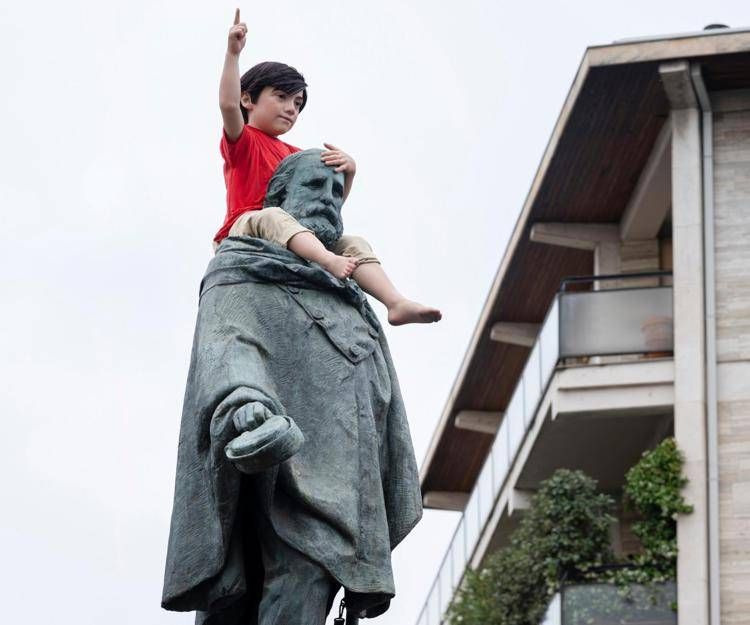 Alla scoperta della città di Bergamo attraverso l'arte di Cattelan