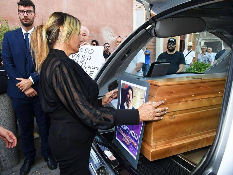 I funerali di Alvaro Vitali oggi a Roma, l'ultimo saluto di Stefania Corona