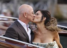Bacio tra Jeff Bezos e Lauren Sanchez - Ipa
