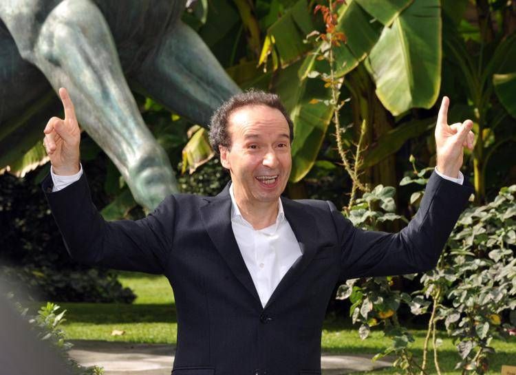 Roberto Benigni sotto il cavallo della Rai - Ipa