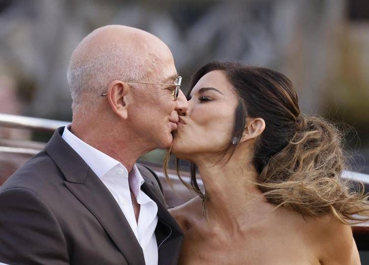 Nozze Bezos, "sei una meraviglia": il sussurro di Jeff alla moglie in abito da sposa