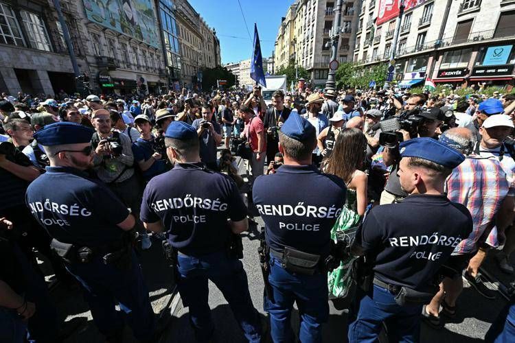 Ungheria, decine di migliaia di persone al Pride di Budapest sfidano il divieto di Orban