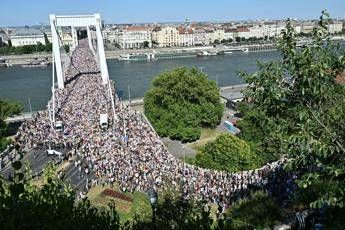 Ungheria, decine di migliaia di persone al Pride di Budapest sfidano il divieto di Orb
