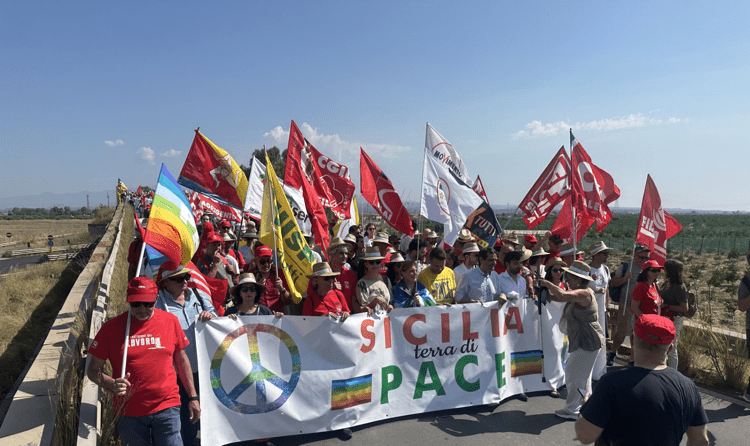 "No alla guerra", corteo davanti alla base Usa di Sigonella