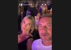 Totti, Noemi e 'Rewind': coppia scatenata al concerto di Vasco - Video