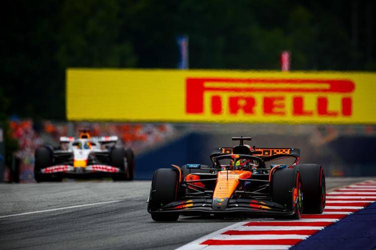 Formula 1, gru fa cadere cartellone pubblicitario sulla pista prima del Gp d'Austria