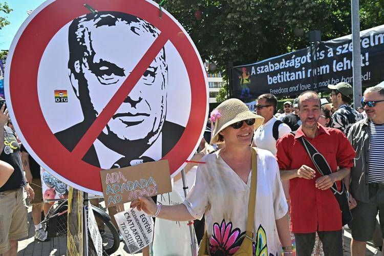 Cartello anti Orban al Pride di Budapest - Afp