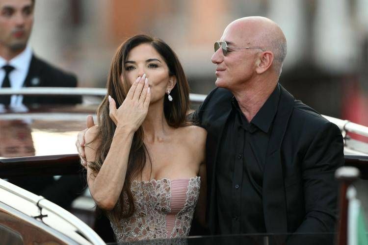 Jeff Bezos e Lauren Sanchez - (Afp)