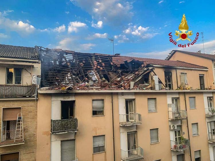 Torino, esplosione in appartamento: 5 feriti, si cerca un disperso