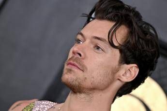 Harry Styles, bacio appassionato con una misteriosa ragazza a Glastonbu