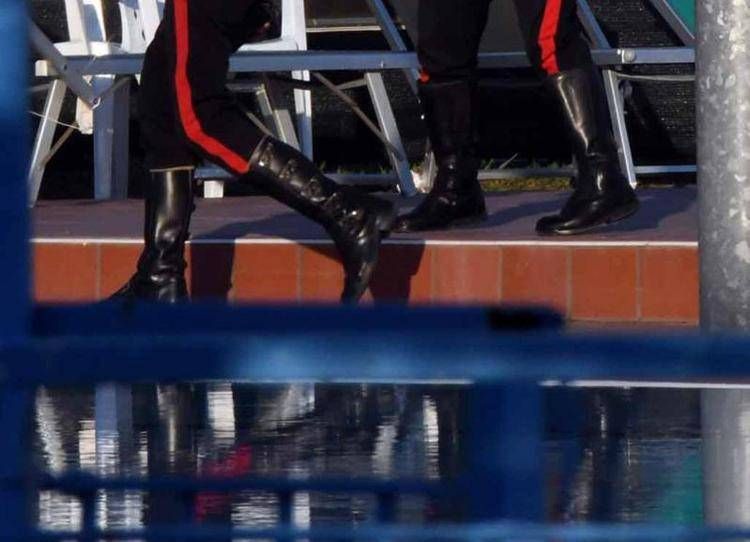 Carabinieri in piscina (Fotogramma/Ipa)