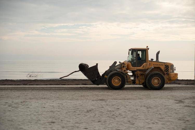 Donna travolta da ruspa in spiaggia a Cervia, arrestato l'investitore