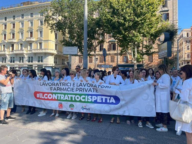 Farmacie, dipendenti in protesta a Roma: "Umiliati, vogliamo stipendi dignitosi"