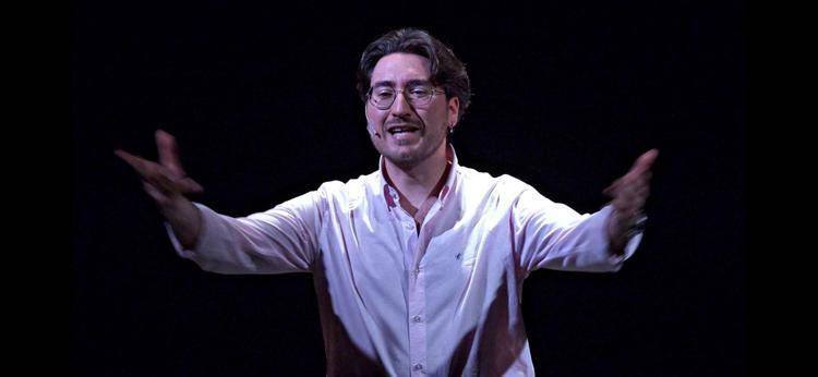 Tra social e teatro la poesia performativa di Gennaro Madera