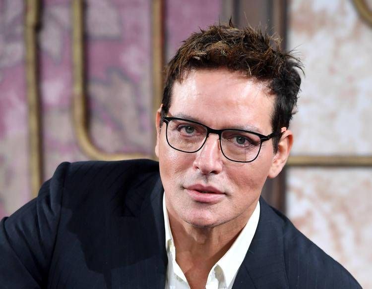 Infortunio sul set per Gabriel Garko, il video dall'ospedale sulla sedia a rotelle