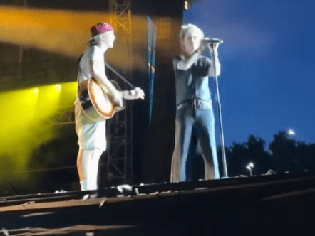 Sul palco dei Green Day suona 'Wonderwall' degli Oasis, fan cacciato - Video