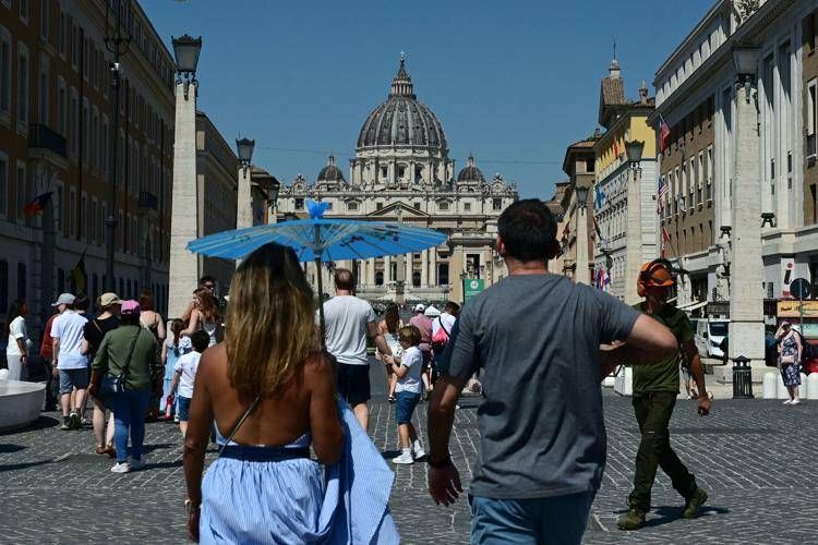 Caldo record non molla l'Italia, 18 città da bollino rosso oggi e domani