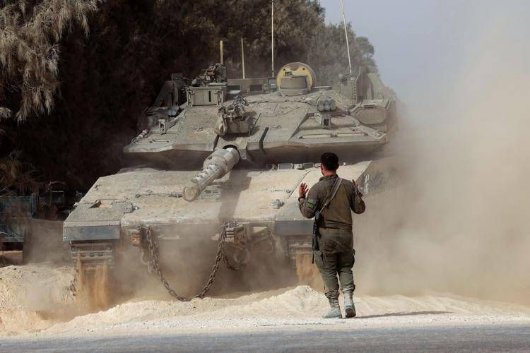 Le truppe israeliane si schierano in una posizione al confine di Israele con la Striscia di Gaza - (Afp)