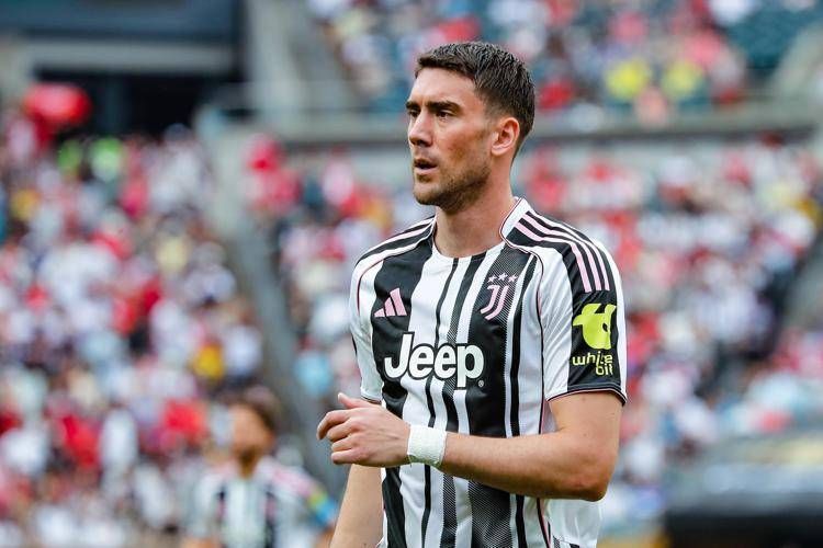 Milan, pista Vlahovic per l'attacco: contatti con la Juventus