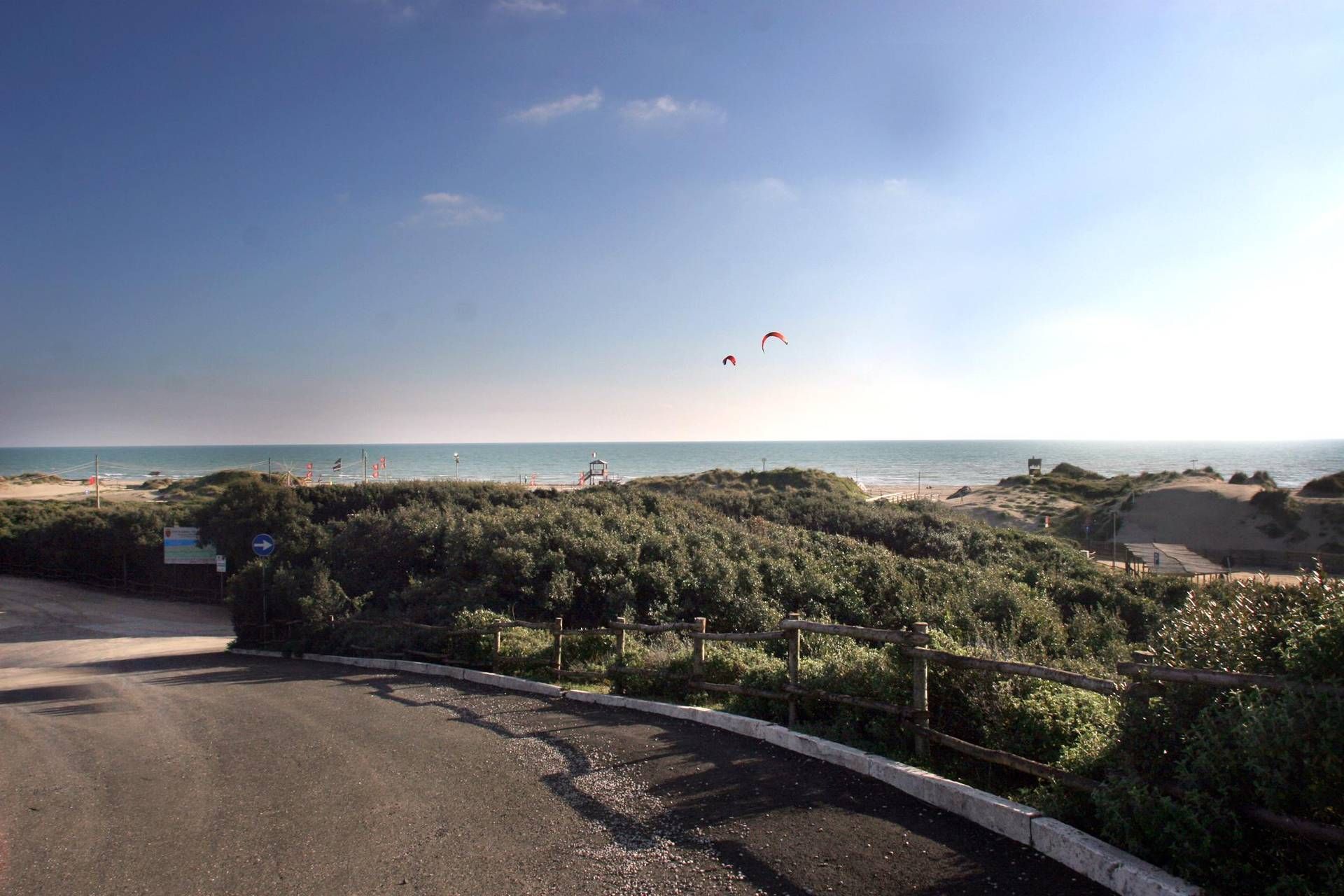 Ostia, Fdi all’attacco del Comune: gestione spiaggia libera indegna”