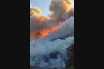 Incendi devastano Creta, migliaia di persone evacuate - Video