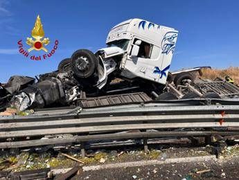 Sardegna, tir si ribalta su Statale 131: morto camionista 48en