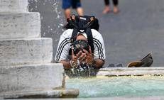 Un uomo si rinfresca con l'acqua di una fontana a Roma - Fotogramma / Ipa