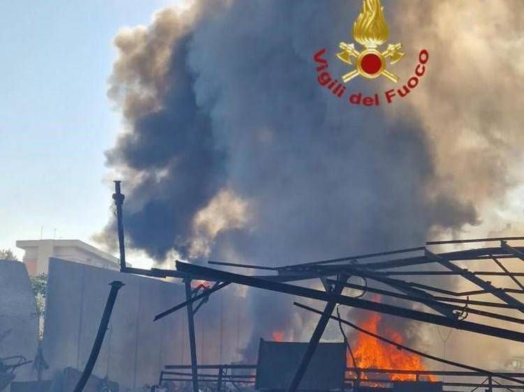 Paura a Roma, esplode cisterna di gas: feriti 8 poliziotti e un vigile del fuoco. Testimoni: "Sembrava una bomba" - Video