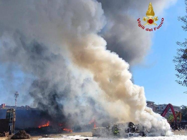 Paura a Roma, esplode cisterna di gas: feriti 8 poliziotti, vigile del fuoco e operatore 118. Testimoni: "Sembrava una bomba" - Video