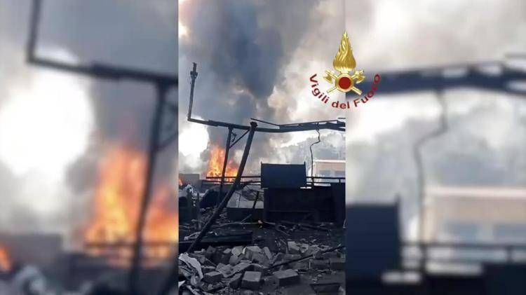 "L'esplosione e l'auto in fiamme, così abbiamo salvato un uomo": l'intervento dei carabinieri a Roma