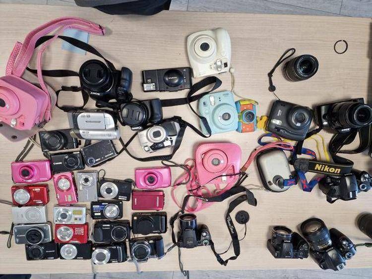 Aste: a Malpensa l'incanto dell'estate tra pc, sci e monopattini anche un costume da scimmia