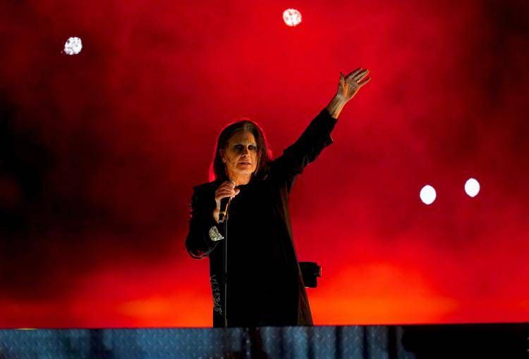Ozzy Osbourne sul palco nel 2022 (foto Ipa-Fotogramma)